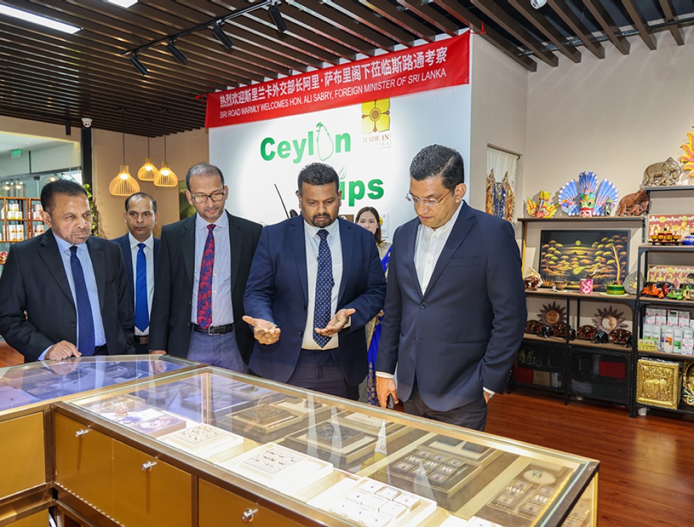 Minister of Foreign Affairs visits Ceylon Tips Experience Center